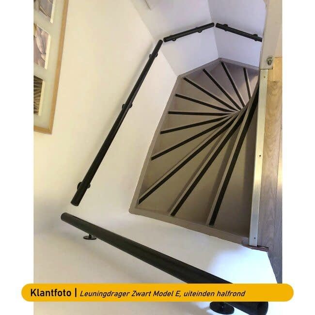 Zwarte stalen (rvs) trapleuning | Rond (42,4 mm)