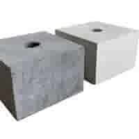 Sokkel /  Betonpoer 15x15 en 10 cm hoog met doorlopend gat 3,2 cm