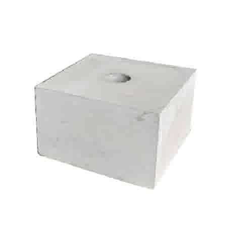 Sokkel /  Betonpoer 15x15 en 10 cm hoog met doorlopend gat 3,2 cm