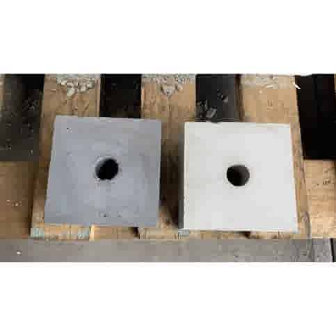 Sokkel /  Betonpoer 15x15 en 10 cm hoog met doorlopend gat 3,2 cm