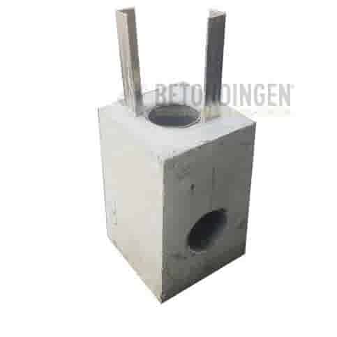 Betonpoer 18x18 en 30 cm hoog met alu. hoeklijn en HWA