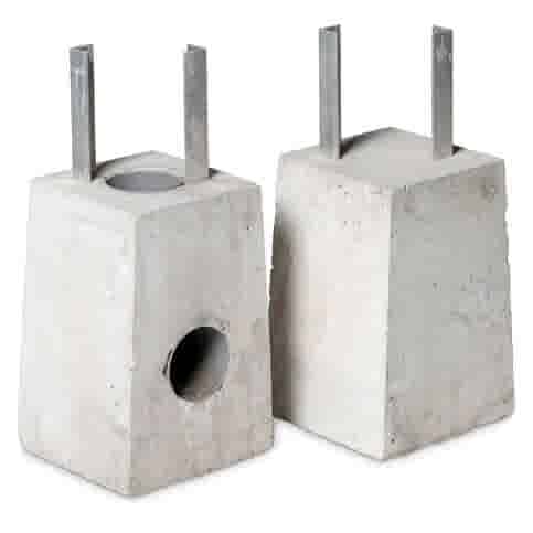 Betonpoer 18x18 en 30 cm hoog met alu. hoeklijn