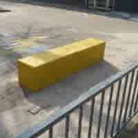 Betonnen zitbank 100 cm geel