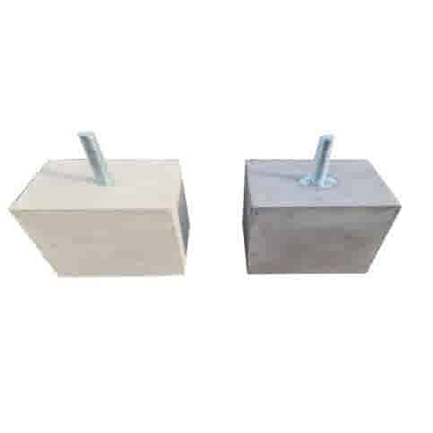 Betonpoer 12x12 en 10 cm hoog M16