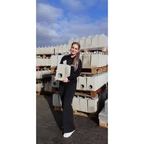 Betonpoer 18x18 en 30 cm hoog met alu. hoeklijn en HWA