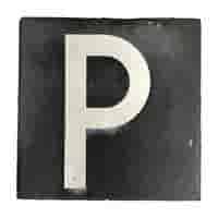 Betontegel met witte letter P