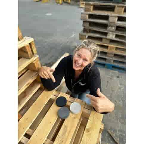 Vraag nu je  kleurstaal beton paalmutsen/muurafdekkers aan!