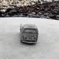 Auto van beton (merk) VW Transporter met open laadbak