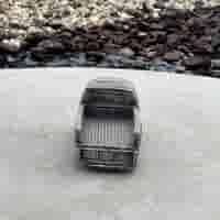 Auto van beton (merk) VW Transporter met open laadbak