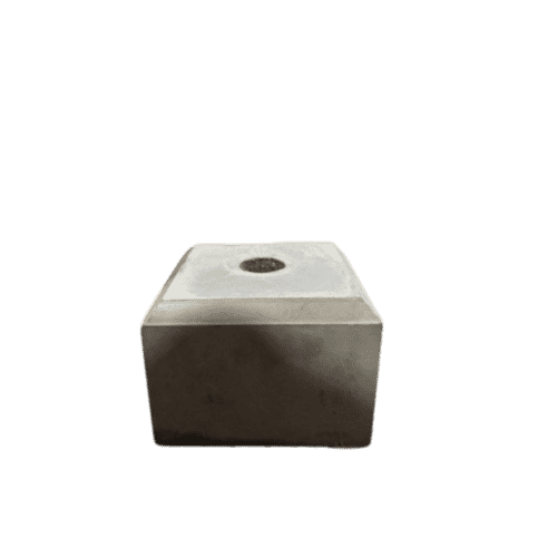 Sokkel / Betonpoer 14x14 en 10 cm hoog met doorlopend gat 3,2 cm