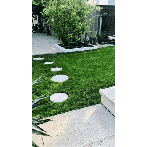 Ronde grijze staptegel 45 cm – Rustique Beton  met een natuurlijk geleefd karakter