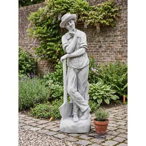 Dromerige tuinman met schop 140 cm