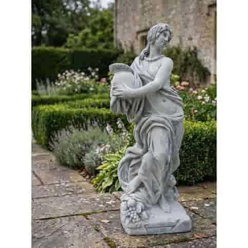 Betonnen beeld Vrouw met ridderhelm in hand 145 cm