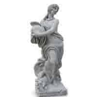Betonnen beeld Vrouw met ridderhelm in hand 145 cm