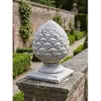 Sierlijke Betonnen Dennenappel Finial Breed - 43 cm