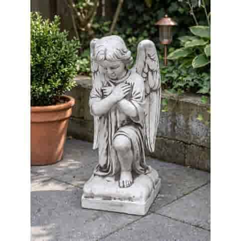 Knielende engel met gekruiste armen van beton 40 cm