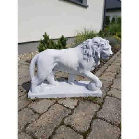 Betonnen leeuw met bal rechts 57 cm