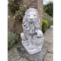 Royale betonnen leeuw met schild links 54 cm