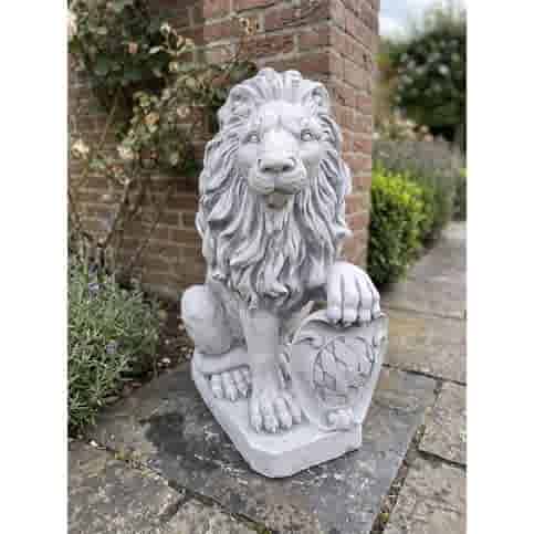 Royale betonnen leeuw met schild links 54 cm