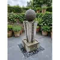 Verfijnde betonnen fontein met textuurbol - 83 cm hoog