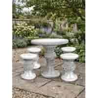 Klassieke betonnen tuinset met tafel en krukken