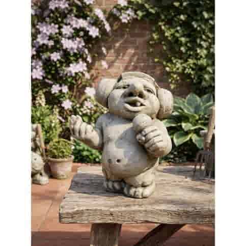 Betonnen zingende trol tuinbeeld 27 cm