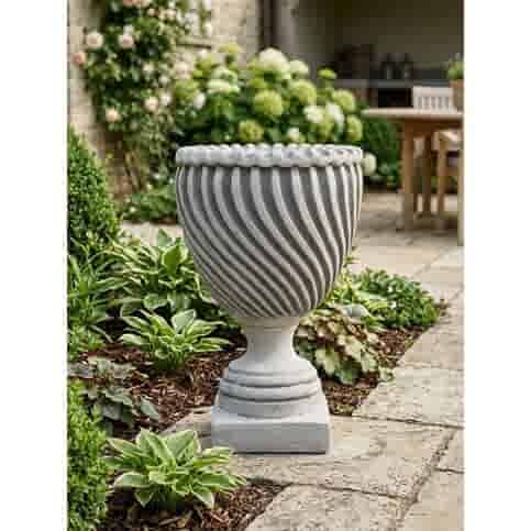 Betonnen bloempot met gedraaid reliëf 68 cm hoog