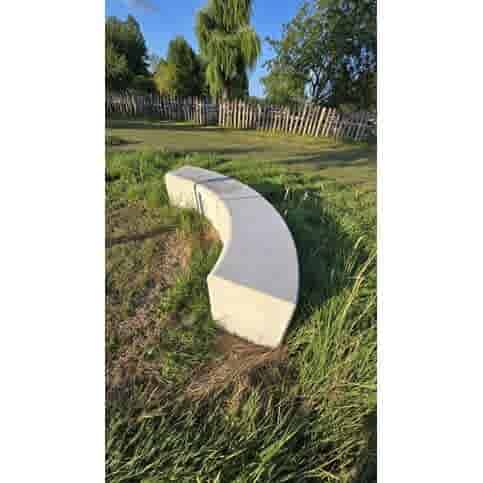 Betonnen parkband binnenbocht
