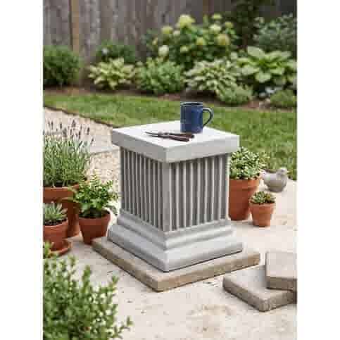 Kleine betonnen zuil met verticale strepen 24 cm hoog