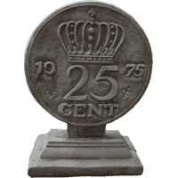 Betonnen kwartje beeld op voet H36 cm