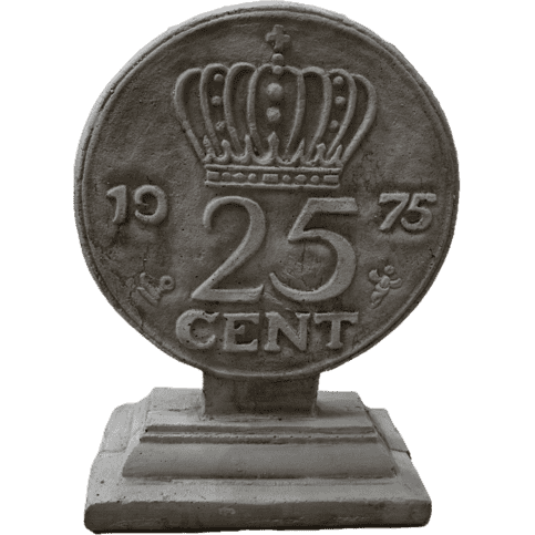 Betonnen kwartje beeld op voet H36 cm