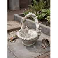 Gevlochten mand met bloemen handgreep van beton 56 cm