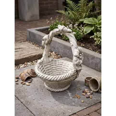 Gevlochten mand met bloemen handgreep van beton 56 cm