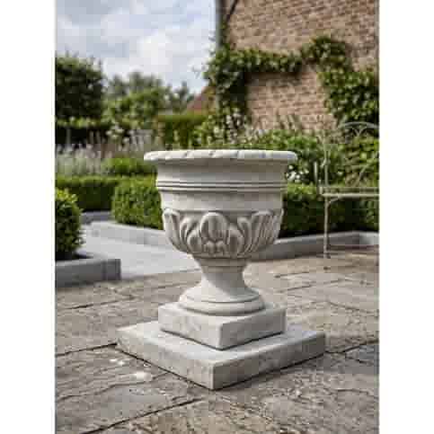 Elegante betonnen bloempot met sierlijke details 43 cm