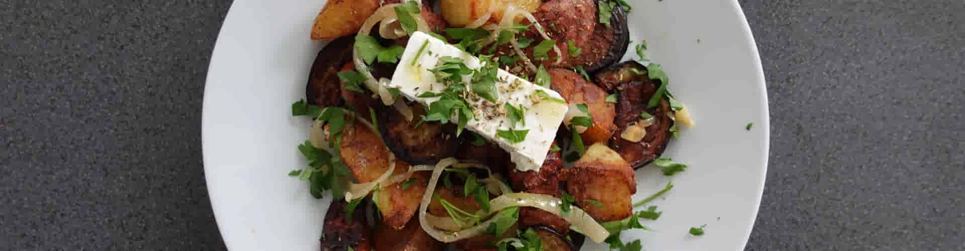   Aardappelen met worst, aubergine en feta van Skopelos