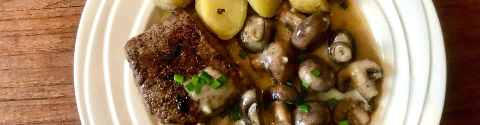 Steak van wildzwijn met paddenstoelen en fetasaus
