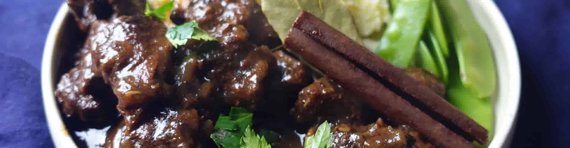 Hachee van wildzwijn stoofvlees met pastinaakpuree en peultjes