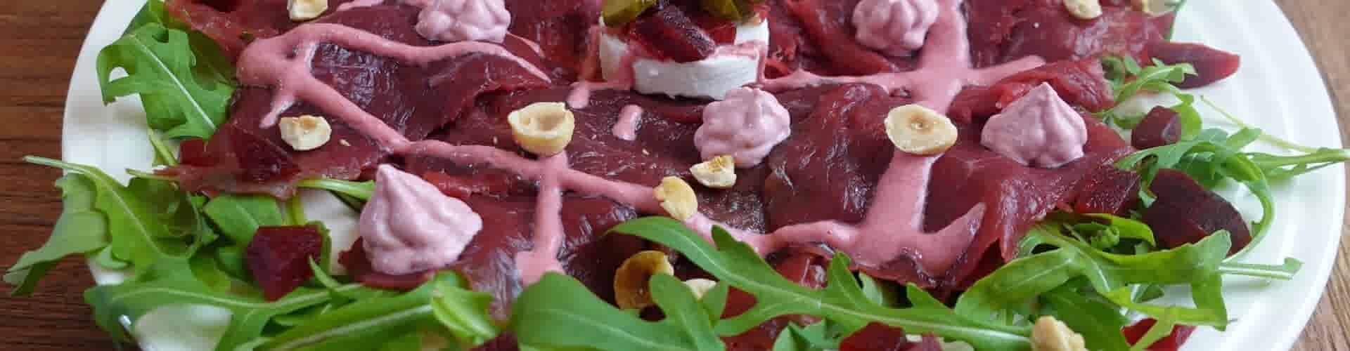 Carpaccio van kangoeroe met rode bieten en geitenkaas