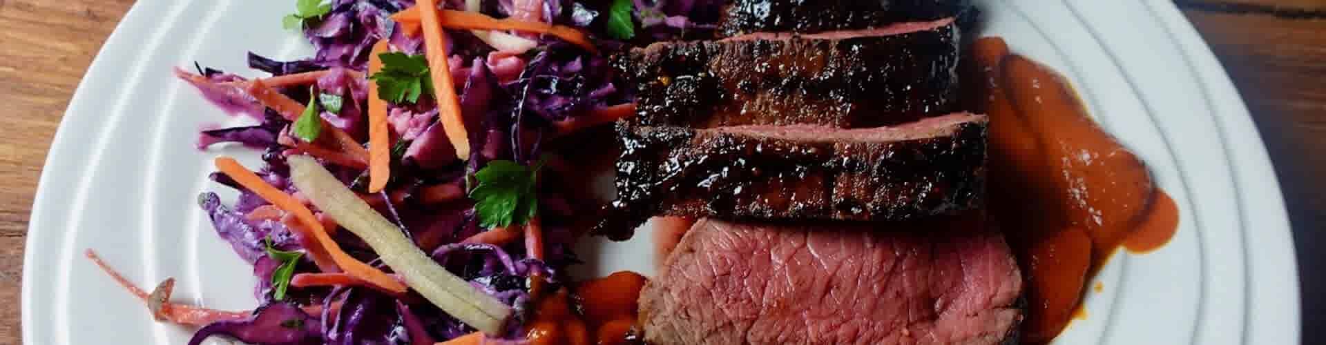 Sticky eland roast met smokey barbecuesaus en red cabbage slaw 