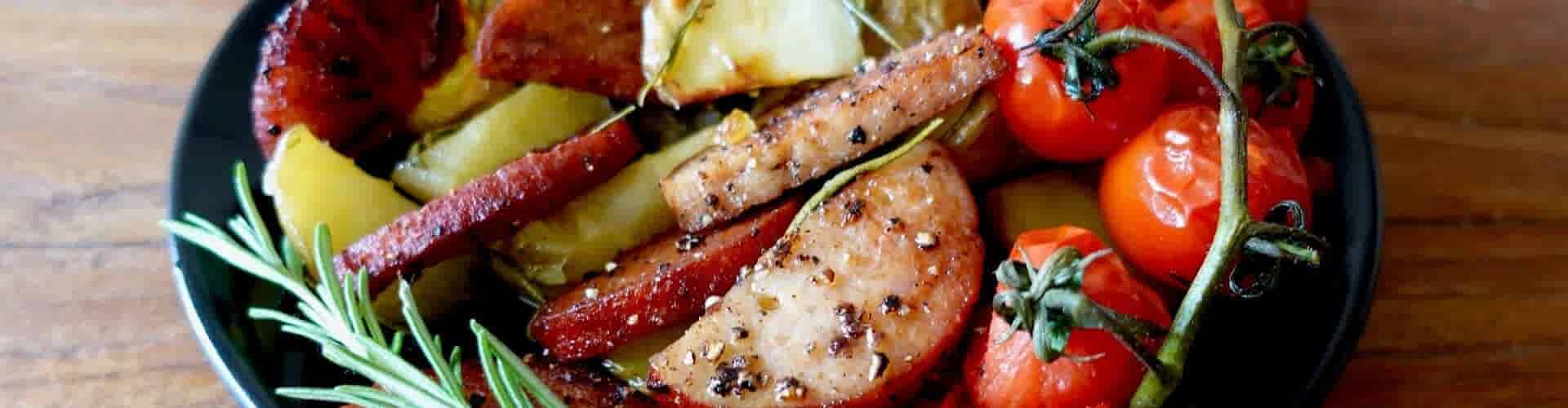 Griekse traybake met grillworst en rozemarijnaardappeltjes
