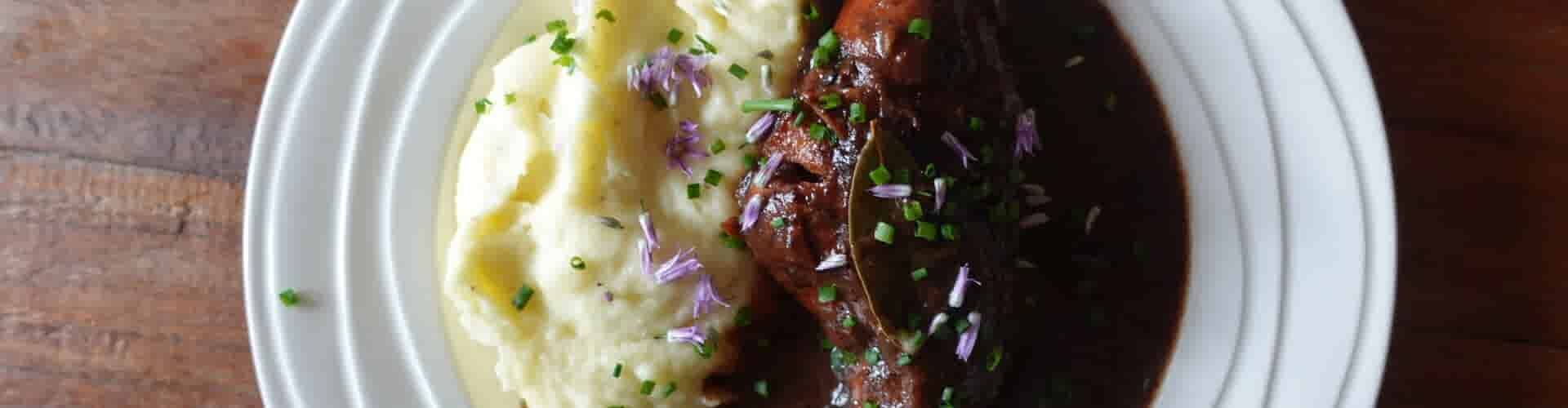 Konijn in pruimensaus met romige aardappelpuree