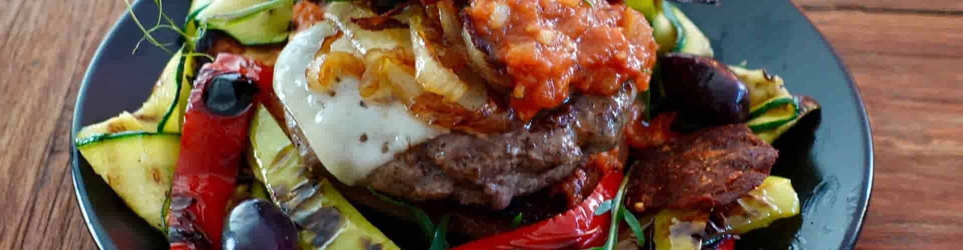 Lamsburgers met een Spaanse twist en salsa brava