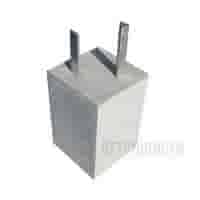 Betonpoer 18x18 en 30 cm hoog met alu. hoeklijn