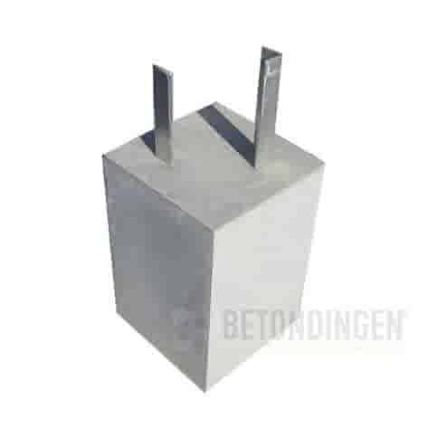 Betonpoer 18x18 en 30 cm hoog met alu. hoeklijn