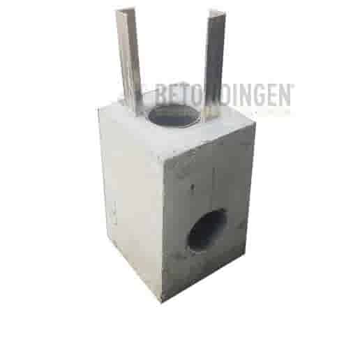 Betonpoer 18x18 en 30 cm hoog met alu. hoeklijn en HWA