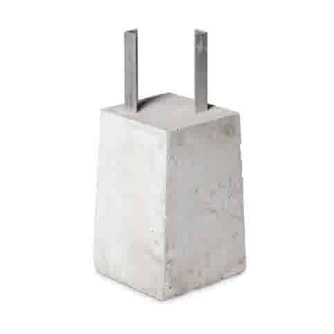 Betonpoer 18x18 en 30 cm hoog met alu. hoeklijn