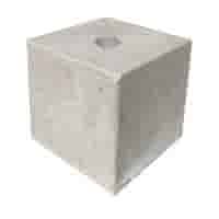 Sokkel / Betonpoer 30x30 en 30 cm hoog grijs met gat diameter 8,5 cm
