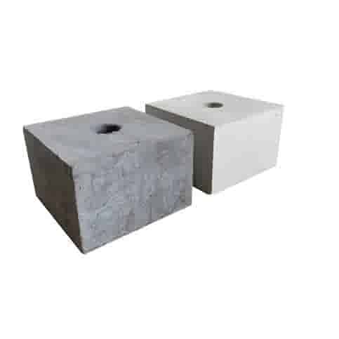 Sokkel /  Betonpoer 15x15 en 10 cm hoog met doorlopend gat 3,2 cm