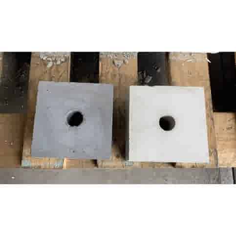 Sokkel /  Betonpoer 15x15 en 10 cm hoog met doorlopend gat 3,2 cm