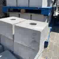 Sokkel / Betonpoer 30x30 en 20 cm hoog grijs met gat diameter 8,5 cm